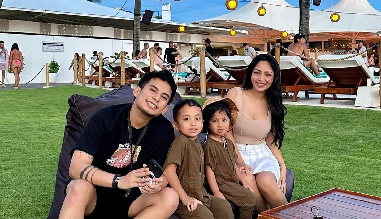 Okin dan Rachel resmi  cerai pada tahun 2021 lalu. Pasangan yang telah memiliki dua orang anak itu cerai dengan baik-baik. Bagitu juga setelah cerai,  keduanya tetap menjalin hubungan baik.[Instagram/rachelvennya]