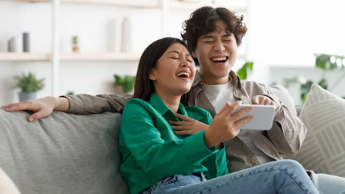 pasangan tertawa bahagia