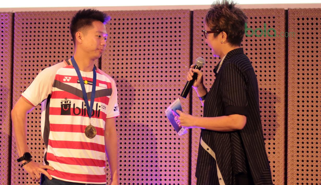 Kevin Sanjaya mendengar pertanyaan dari Yun Kartika sebelum menerima penghargaan dari Djarum Foundation  di Galeri Indonesia Kaya, Jakarta (28/3/2018). Kevin menerima deposito sebesar Rp 200 juta. (Bola.com/Nick Hanoatubun)
