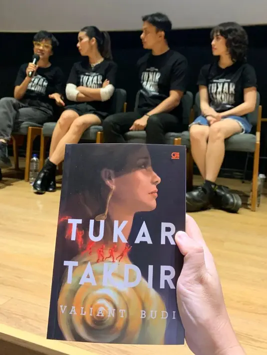 Lengkapi tampilan vintage-nya, Zara Adhisty pilih kenakan busana edgy yang kasual [@zaraadhsty]