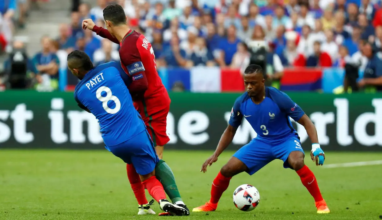 Striker Portugal, Cristiano Ronaldo, saat dilanggar pemain Prancis, Dimitri Payet, pada laga final Piala Eropa 2016 di Stade de France, Saint-Denis, Senin (11/7/2016) dini hari WIB. (Reuters/Kai Pfaffenbach)