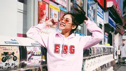 Memakai hoodie bewarna merah jambu dilengkapi dengan half sunglasses bewarna merah, membuat pemeran Milea ini terlihat lebih cute dan ceria. Kacamata half sunglasses dengan lensa bewarna memang enggak pernah salah buat penampilan lebih colorful. (Liputan6.com/IG/vaneshaass)