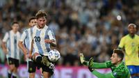 Pemain Argentina, Alexis Mac Allister, mencetak gol ke gawang Brasil pada pertandingan Kualifikasi Piala Dunia 2026 Zona Amerika Selatan, Rabu (26/3/2025) pagi WIB. (Luis ROBAYO / AFP)