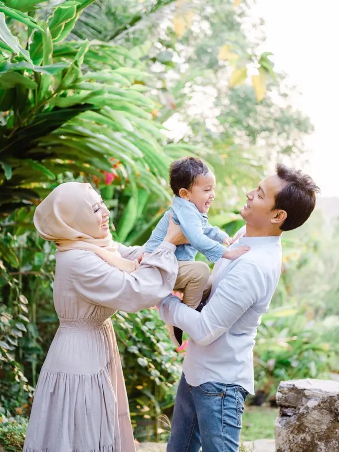 Menikah Tanpa Pacaran, Ini 6 Momen Manis Fedi Nuril dan Istri