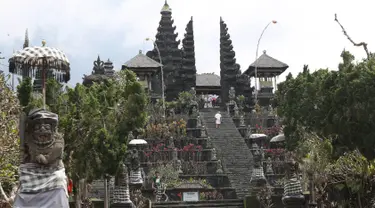 Suasana sepi di komplek Pura Besakih, Rendang, Bali, Minggu (3/12). Komplek Pura Besakih yang masuk dalam zona Kawasan Rawan Bencana (KRB) 3 terlihat sepi dari aktivitas ibadah serta wisatawan. (Liputan6.com/Immanuel Antonius)