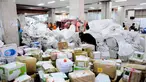 Petugas menata paket kiriman yang baru tiba di Kantor Pos Pasar Baru, Jakarta, Selasa (1/7/14). (Liputan6.com/Faizal Fanani)