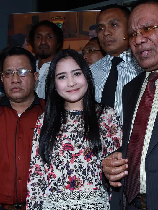 Prilly berharap agar pihak kepolisian segera mengusut tuntas kasus yang menimpanya. Ia tidak ingin ada lagi pihak-pihak yang dirugikan. (Deki Prayoga/Bintang.com)