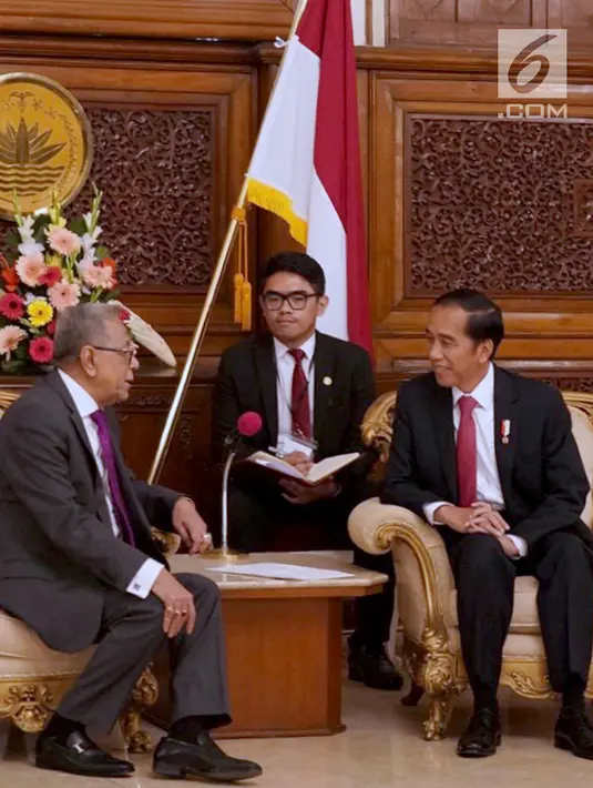Presiden Joko Widodo berbincang dengan Presiden Bangladesh Abdul Hamid di Credential Hall, (27/1). Jokowi menyatakan Indonesia siap mendukung Bangladesh mencapai target keluar dari kelompok LDCs 2024 mendatang. (Liputan6.com/Pool/Rusman Biro Pers Setpres)