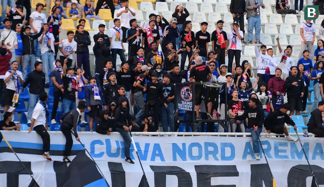 Aremania bersorak merayakan keberhasilan Arema FC menyamakan kedudukan saat menghadapi Bhayangkara Presisi Lampung FC dalam lanjutan BRI Super League 2026/2027 di Stadion Kanjuruhan, Malang, Sabtu (10/10/2026). Dukungan suporter setia Singo Edan mengiringi perjuangan tim tuan rumah yang bangkit dari ketertinggalan dua gol untuk mengakhiri laga dengan skor imbang 2-2. (Bola.com/Iwan Setiawan)