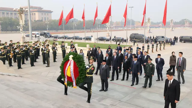 Presiden RI Prabowo Subianto mengunjungi Monumen Pahlawan Rakyat, Tiananmen Square disela-sela kunjungan kerja kenegarannya di Beijing, China, Sabtu (9/11/2024) (Andi - Biro Pers Sekretariat Presiden)