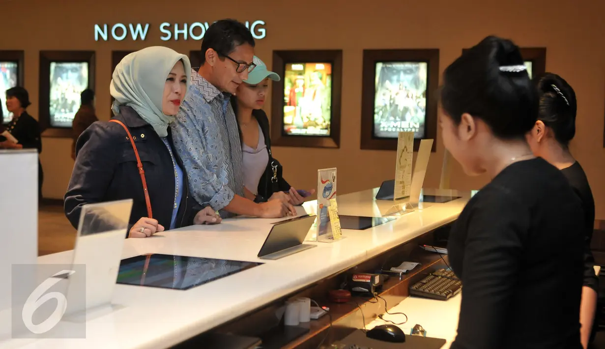 Sandiaga Uno dan keluarga saat akan membeli tiket film"Surat Cinta Untuk Kartini" di XXI Senayan City, Selasa (24/5). Bacagub DKI Jakarta itu mengaku mendukung perfilman Indonesia dan industri kreatif. (Liputan6.com/Johan Tallo)