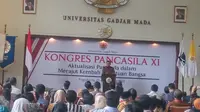 Wakil Presiden Jusuf Kalla (JK) memaparkan pengalaman hidupnya yang berkaitan dengan Pancasila saat membuka Kongres Pancasila XI di Balai Senat UGM, Kamis (15/8/2019). (Liputan6.com/ Switzy Sabandar)