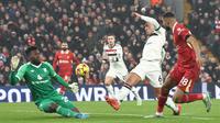 Duel antara Liverpool kontra Manchester United (MU) dalam laga pekan ke-20 Premier League 2024/2025 di Anfield, Minggu (5/1/2025) malam WIB. Liverpool dan MU bermain imbang 2-2 dalam pertandingan ini. (Darren Staples / AFP)