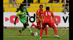 Pemain depan Persebaya, Moussa Sanogo (kiri) berusaha melewati dua pemain Semen Padang pada laga SCM Cup 2015 di Stadion Haji Agus Salim, Padang, Sumbar, Sabtu (17/1/2015). Persebaya unggul 1-0 atas Semen Padang. (Liputan6.com/Johan Tallo)