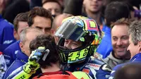 Valentino Rossi disambut kru Movistar Yamaha setelah finis kedua saat balapan MotoGP Australia di Sirkuit Phillip Island, Minggu (23/10/2016). (AFP/Saeed Khan)