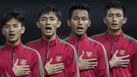 Para pemain Timnas Indonesia U-19 menyanyikan lagu Indonesia Raya sebelum melawan Kamboja U-19 pada laga persahabatan di Stadion Patriot, Bekasi, Rabu (4/10/2017). Indonesia menang 2-0 atas Kamboja. (Bola.com/Vitalis Yogi Trisna)