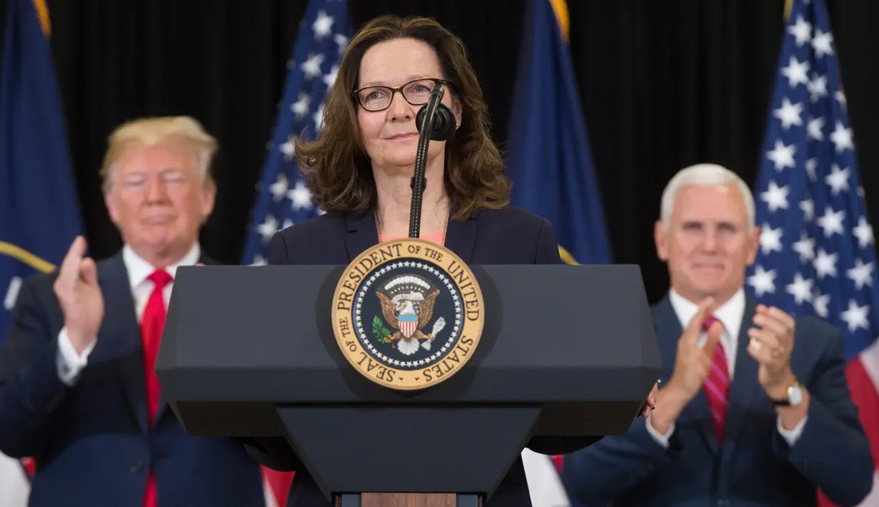 Gina Haspel memberi sambutan seusai pengambilan sumpah sebagai Direktur CIA yang baru di Virginia, Senin (21/5). Haspel diloloskan menjadi Direktur CIA oleh Senat AS, dalam voting dengan hasil 54 suara mendukung dan 45 suara menolak. (AFP PHOTO/SAUL LOEB)