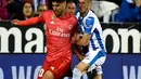 Gelandang Real Madrid, Marco Asensio berebut bola dengan gelandang Leganes, Ruben Perez dalam lanjutan La Liga 2018-2019 di Estadio Municipal Butarque, Senin (15/4). Real Madrid hanya mampu meraih hasil imbang 1-1 saat bertandang ke markas Leganes. (PIERRE-PHILIPPE MARCOU / AFP)