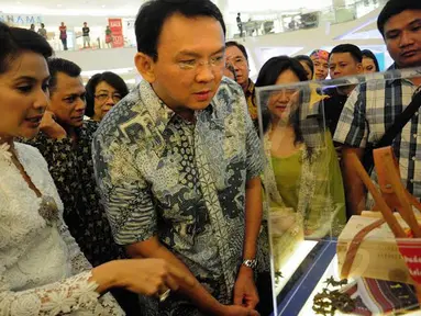 Pelaksana Tugas (Plt) Gubernur DKI Jakarta Basuki Tjahaja Purnama terkesima dengan salah satu desain souvenir (Liputan6.com/Faial Fanani) 