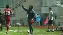 Pelatih timnas Indonesia U-23, Luis Milla memberi arahan pada pemainnya saat laga persahabatan melawan Korea Selatan U-23 di Stadion Pakansari, Kab Bogor, Sabtu (23/6). Indonesia U-23 kalah 1-2. (Liputan6.com/Helmi Fithriansyah)