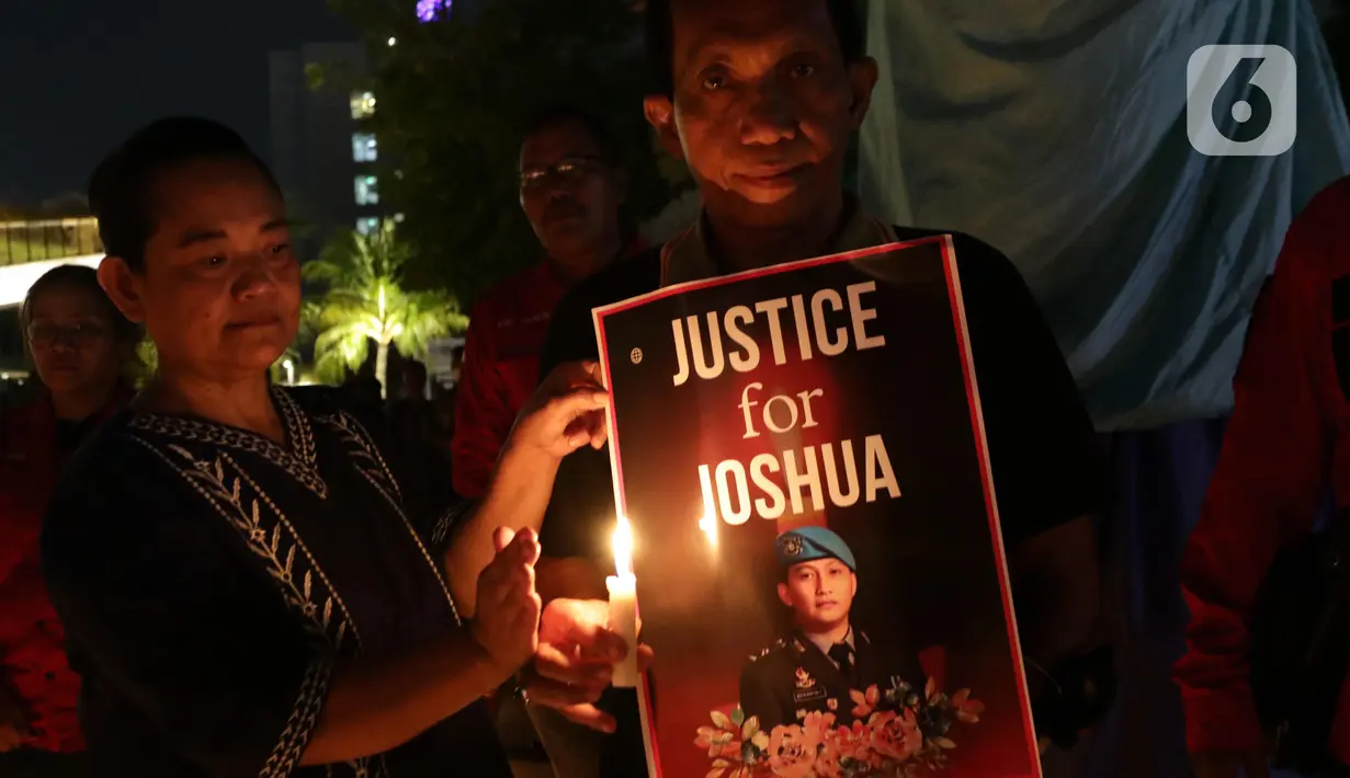 Peserta aksi dari berbagai elemen masyarakat sipil menggelar aksi solidaritas untuk mengenang Brigadir Novriansyah Joshua Hutabarat alias Brigadir J di kawasan Taman Ismail Marzuki (TIM), Jakarta, Senin (8/8/2022). Aksi tersebut bertajuk “Keadilan untuk Joshua! Aksi menyalakan 3000 lilin dan doa bersama mengenang kematian Brigadir J”. (Liputan6.com/Helmi Fithriansyah)
