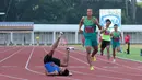 Atlet Jawa Barat, Umar Wira jatuh saat memasuki garis finis lari 400 meter putra senior pada kejuaraan Nasional Atletik 2018 di Stadion Madya (8/5/2018). Kejurnas Atletik berlangsung dari tanggal 8-12 Mei 2018. (Bola.com/Nick Hanoatubun)
