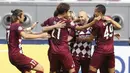 Para pemain Vissel Kobe merayakan gol yang dicetak oleh Andres Iniesta ke gawang Shanghai SIPG pada laga Liga Champions Asia di Doha, Qatar, Senin (7/12/2/2020). Vissel Kobe menang dengan skor 2-0. (AP Photo/Hussein Sayed)