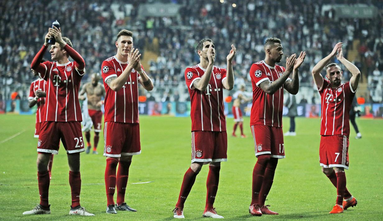 Para pemain Bayern Munchen memberikan salam kepada suporter usai mengalahkan Besiktas  pada leg kedua 16 besar Liga Champions di Vodafone Stadyumu, Besiktas Park, Istanbul, (14/3/2018). Bayern menang 3-1. (AP/Lefteris Pitarakis)