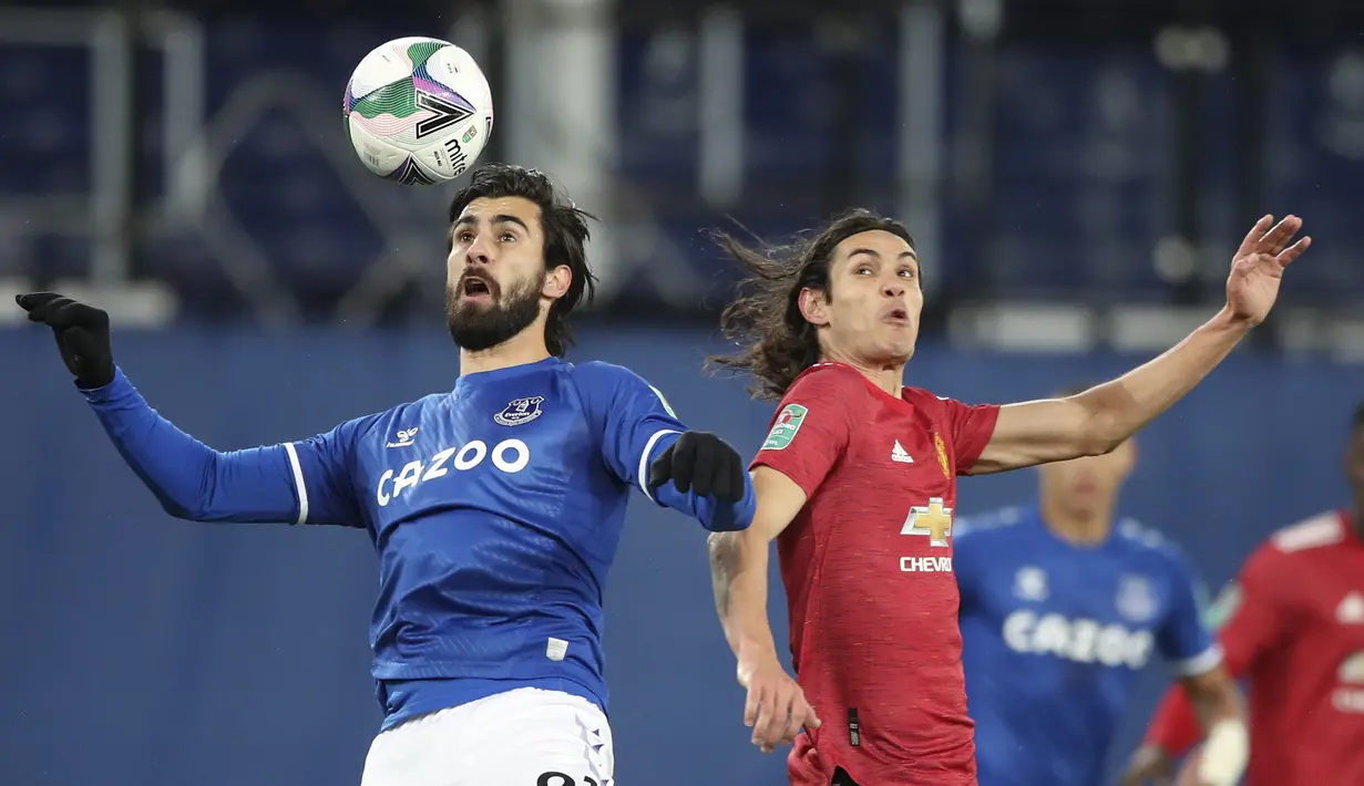Gelandang Everton, Andre Gomes (kiri), berebut bola dengan striker Manchester United, Edinson Cavani, dalam laga perempatfinal Piala Liga Inggris Carabao Cup di Goodison park, Rabu (23/12/2020). Everton kalah 0-2 dari Manchester United. (AP/Nick Potts/Pool)