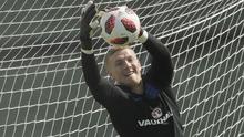 Jordan Pickford beraksi menangkap bola saat sesi latihan di Zelenogorsk dekat St. Petersburg, Rusia, (13/7/2018). Inggris akan melawan Belgia untuk memperebutkan tempat ketiga Piala Dunia 2018. (AP/Dmitri Lovetsky)