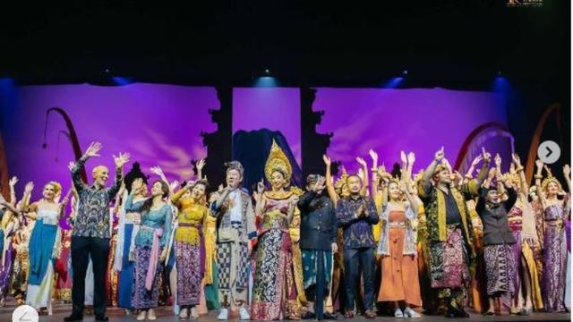 Finalis Miss Grand International 2022 Tampil Elegan dengan Baju Adat Bali