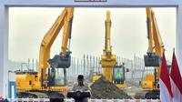 Presiden Prabowo Subianto melakukan groundbreaking atau peletakan batu pertama Ekosistem Industri Baterai Kendaraan Listrik Terintegrasi di Kawasan Artha Industrial Hills (AIH), Kabupaten Karawang, Jawa Barat, Minggu (29/6/2025). (Liputan6.com/Lizsa Egeham)