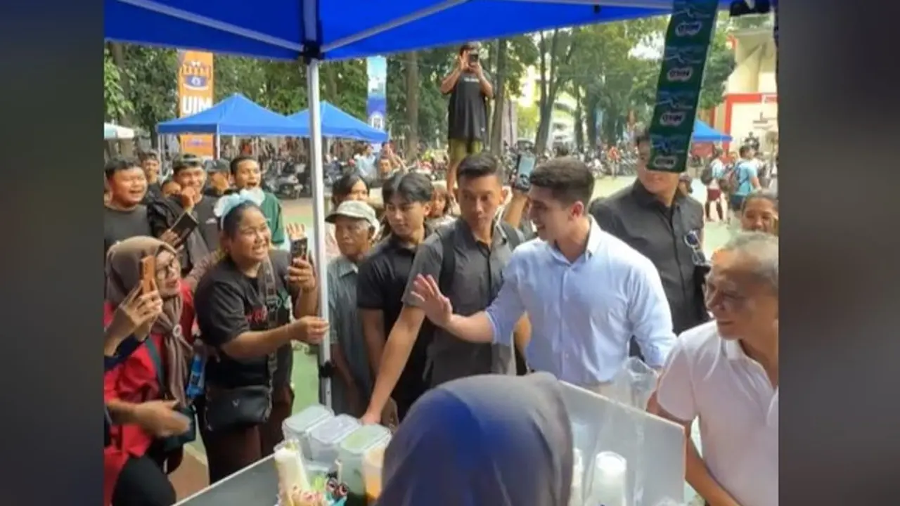 Kunjungan Kerja Bareng Zulkifli Hasan, Verrell Bramasta Disambut Emak-Emak dan Ditanya Soal Fuji