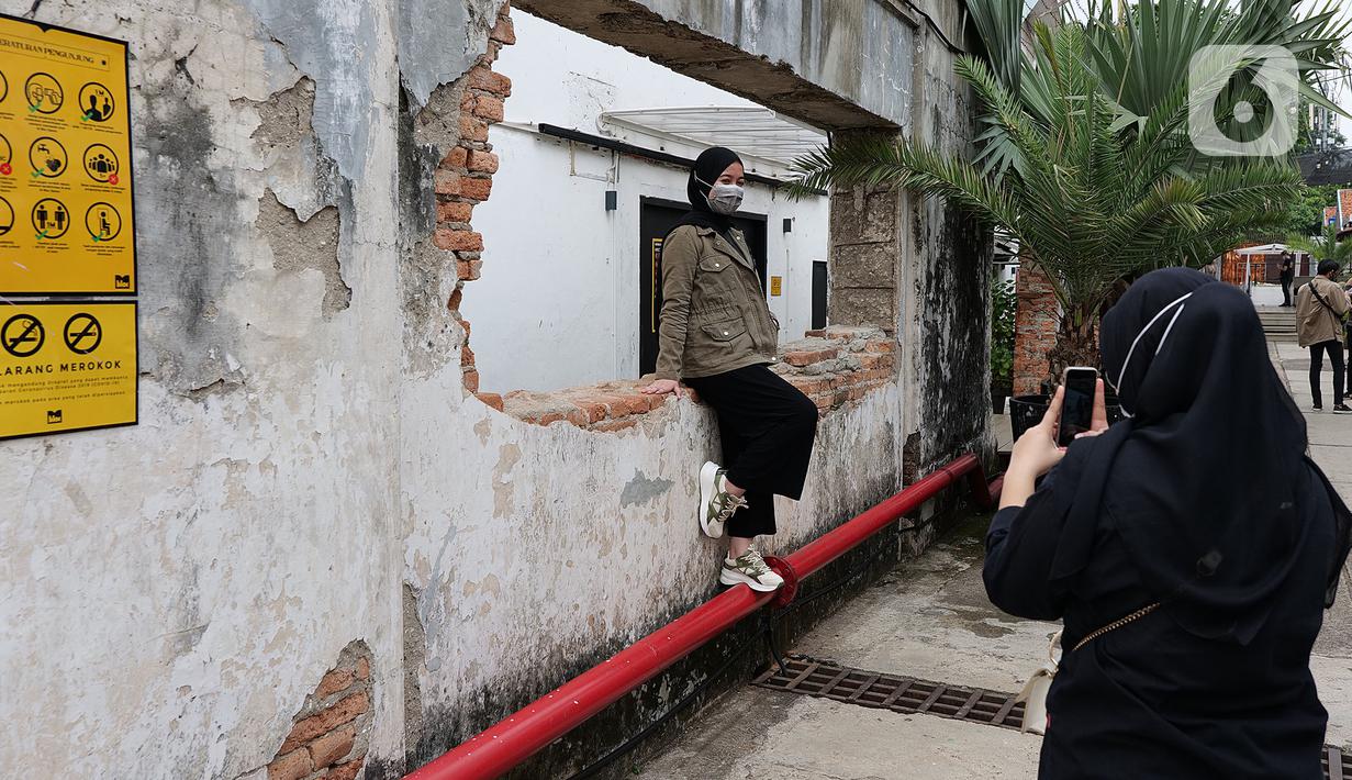 Pengunjung beraktivitas di kawasan M Bloc Space, Blok M, Jakarta, Sabtu (11/7/2020). Sempat tutup sementara hampir tiga bulan, tempat nongkrong hits beragam kalangan di bekas kompleks Peruri ini mulai beroperasi kembali pukul 12.00-20.00 WIB. (Liputan6.com/Herman Zakharia)