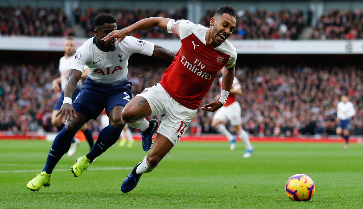 Ekspresi Pierre Emerick Aubameyang usai dilanggar pemain Tottenham Serge Aurier dalam laga lanjutan Liga Inggris pekan ke-14 yang berlangsung di stadion Emirates, London, Minggu (2/12). Arsenal menang atas Tottenham Hotspur 2–1. (AFP/Ian Kington)
