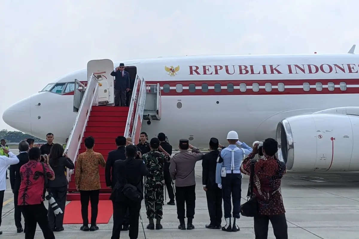Presiden Prabowo Subianto bertolak meninggalkan Indonesia dalam rangka kunjungan kerja luar negeri, Jumat (8/11/2024). (Merdeka.com/Muhammad Genantan Saputra)