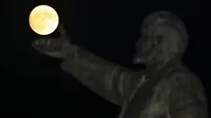 Supermoon terlihat di balik patung pendiri negara Soviet, Vladimir Lenin di Baikonur, Kazakhstan, (13/11). Fenomena ini merupakan bulan paling besar dan terang dalam kurun 70 tahun terakhir. (REUTERS/Shamil Zhumatov)