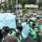 Unjuk rasa ratusan driver Gojek di kantor PT Gojek Indonesia, Kemang, Jakarta, Senin (3/10). Diketahui, 300 personel polisi diterjunkan untuk mengamankan jalannya unjuk rasa ratusan driver Gojek tersebut. (Liputan6.com/Yoppy Renato)