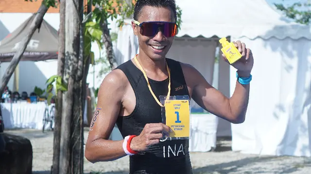 Juara Pertama Triathlon Kategori Sprint Distance Pria Johari Johan
