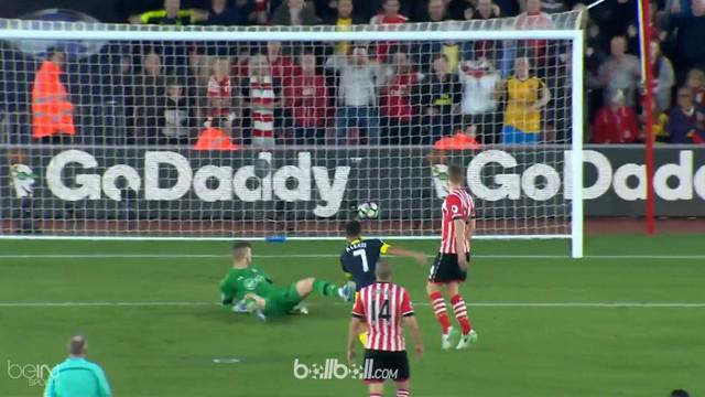 Berita video tipuan Alexis Sanchez sebelum mencetak gol untuk membawa Arsenal menang atas Southampton. This video presented by BallBall.