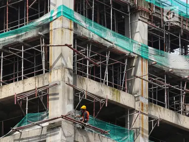 Pekerja beraktivitas di kawasan proyek pembangunan Apartemen Meikarta di Cikarang, Kabupaten Bekasi, Jawa Barat, Jumat (12/4). Sejak diluncurkan 17 Agustus 2017 lalu Meikarta secara cepat melakukan pembangunan dan kini sudah ada 28 tower yang sudah dibangun secara serentak (Liputan6.com/Johan Tallo)