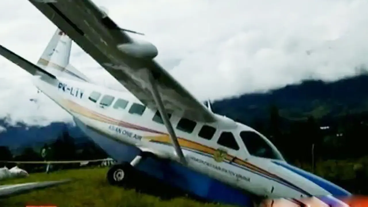 VIDEO: Pesawat di Papua Tergelincir Saat Sampai di Bandara Ilega