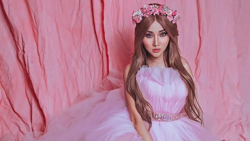 Gaya Lucinta Luna Pemotretan Bertema Barbie