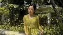 <p>Rachel mengadopsi gaya perempuan Bali mengenakan kebaya yang dipadukan dengan songket warna hijau mengkilap serta stiletto heelsnya. (@rachelvennya)</p>
