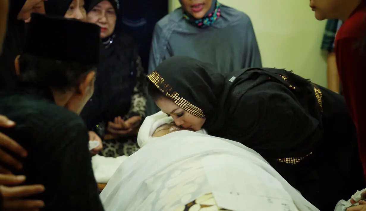 Dariyah meninggal dunia dalam usia 66 tahun di  Rumah Sakit RSPAD, Jakarta, Sabtu (9/7/2016). Setelah dua tahun berjuang melawan penyakit strokenya. (Galih W. Satria/Bintang.com)