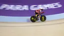 M Fadli pebalap sepeda Indonesia meraih medali emas di nomor 4000 meter Individual Pursuit C4 di Velodrome Rawamangun, Jakarta,  Jumat (11/10/2018).(Bola.com/Peksi Cahyo)