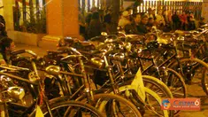 Citizen6, Yogyakarta: Para remaja dan orang tua bersepeda malam memutari jantung Yogyakarta pada, Sabtu (18/6). (Pengirim: Alfaruq Majnun)