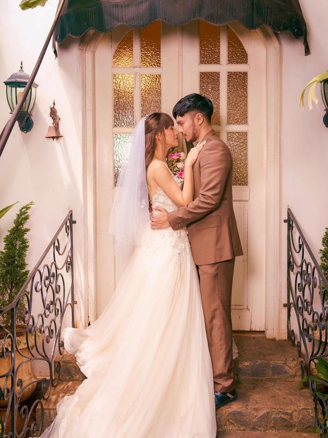 6 Potret Dara The Virgin dan Tyo Anak Bintang, Mesra Pakai Baju Pengantin