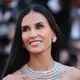 Aktris sekaligus member of the jury Cannes, Demi Moore, menjadi salah satu sorotan utama malam itu. Ia tampil glamor mengenakan kalung Haute Joaillerie dari emas putih etis 18 karat dengan heart-shaped diamond total lebih dari 226 karat. Penampilannya semakin dramatis dengan anting pear-shaped diamond dan beberapa cincin berlian besar yang menghiasi kedua tangannya.