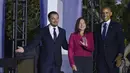 (ki-ka) Aktor Leonardo DiCaprio, ilmuwan iklim Katharine Hayhoe dan Presiden AS Barack Obama tiba di atas panggung untuk diskusi tentang perubahan iklim selama "South by South Lawn" (SXSL) festival di Gedung Putih, AS (3/10). (AFP PHOTO/Mandel NGAN)